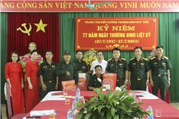 Quân khu thăm hỏi, tặng quà Trung tâm điều dưỡng thương binh Duy Tiên, tỉnh Hà Nam